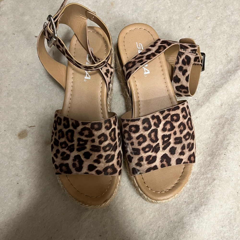 Soda platform sandals